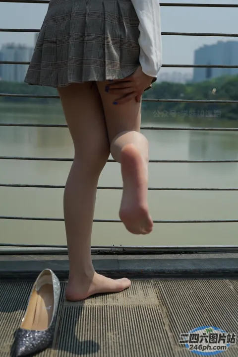 阿拉弗裤腿和女士腿上的裙子