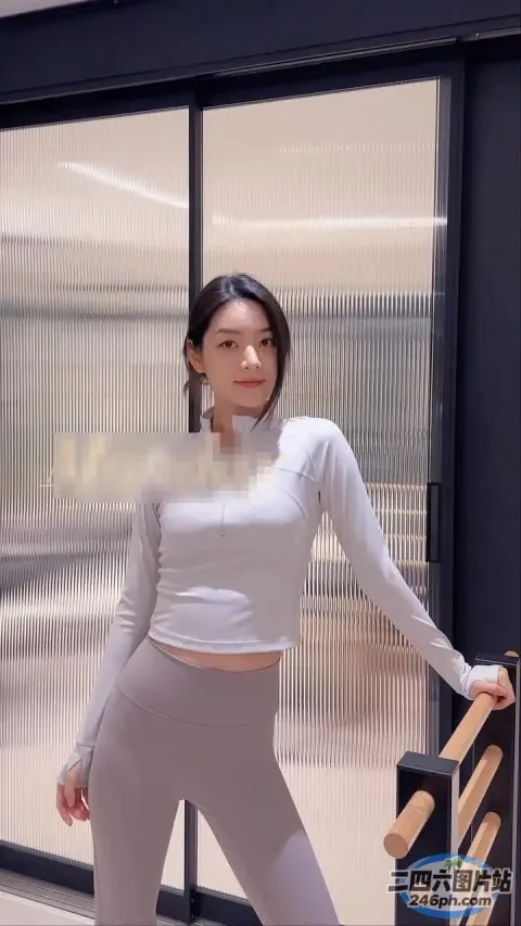 身穿白色上衣和灰色裤子的 arafed 女子合影留念