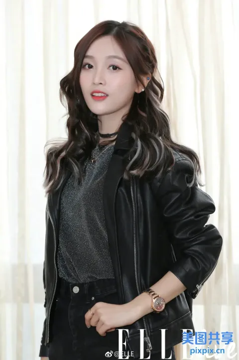 一个穿着黑色夹克和黑色裙子的女人的特写