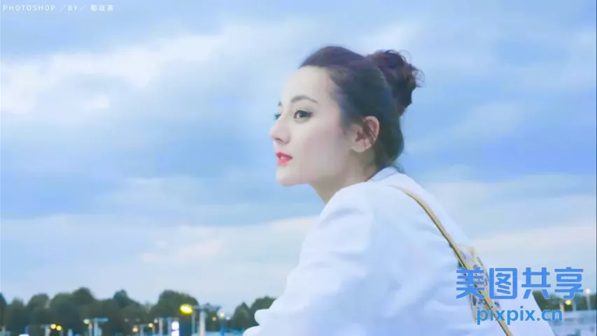 有个女人拿着包坐着