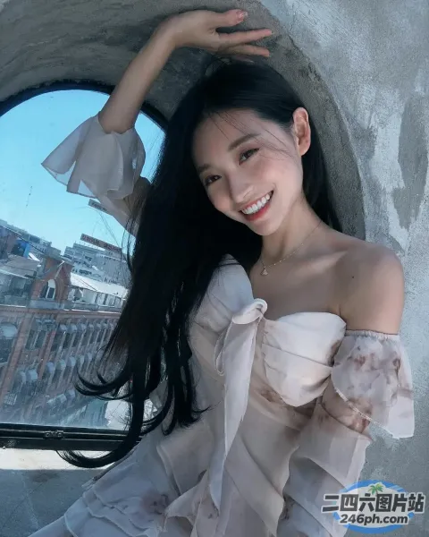身穿白色连衣裙的 Arafed 女子合影留念