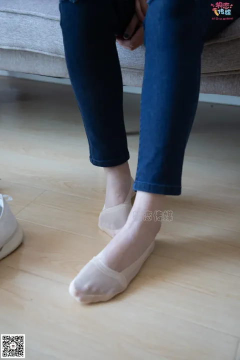 有人坐在地板上，脚着地