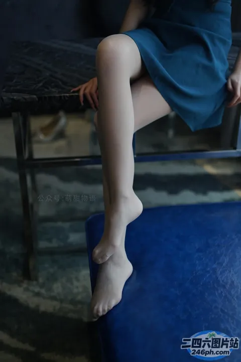 房间里蓝色长凳上的阿拉弗腿