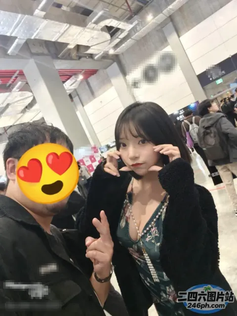 有一男一女，脸上挂着笑脸