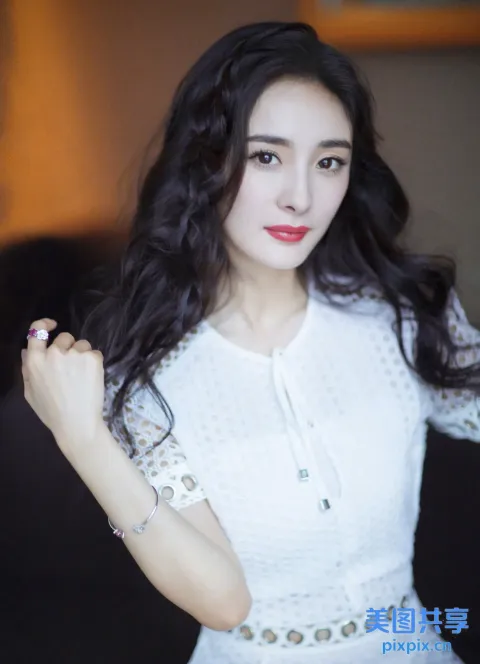 身穿白色连衣裙的黑长发阿拉菲女人