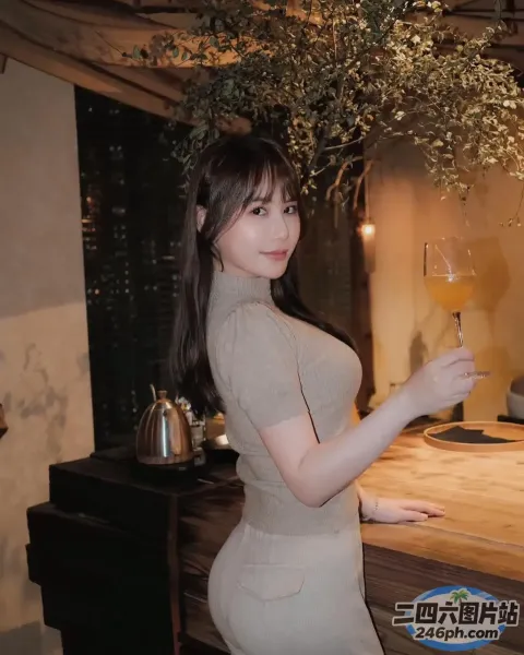 身穿短裙的 araffe 女子，手里拿着一杯酒