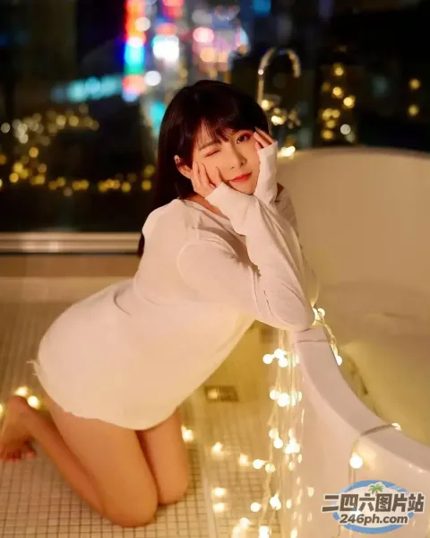身穿白衬衫的 Araffé 亚洲女子坐在开着灯的浴缸里