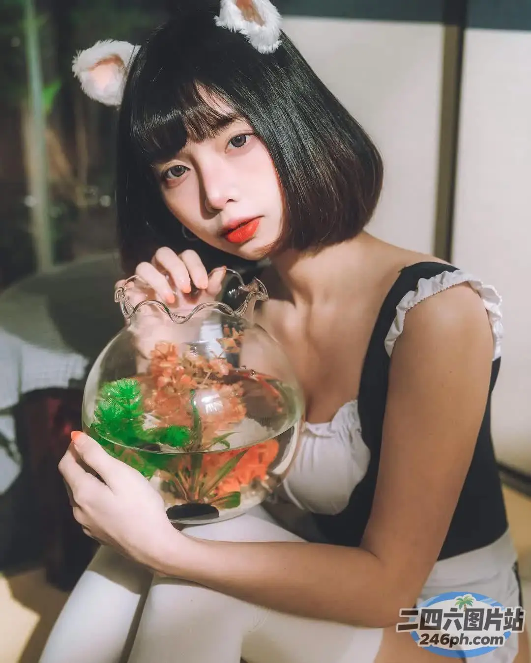 长着猫耳朵的 Araffe 手里拿着一个鱼缸