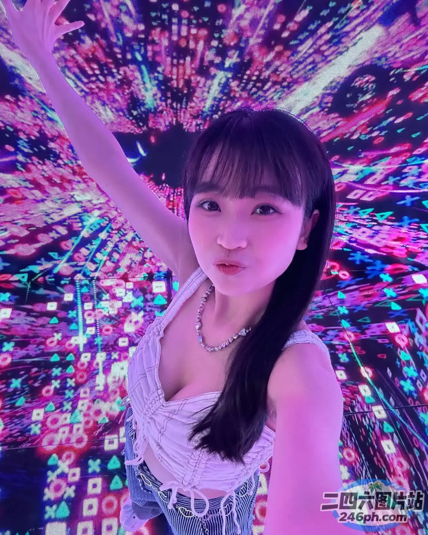 一位身穿白色上衣和蓝色短裤的女人的 arafed 图像