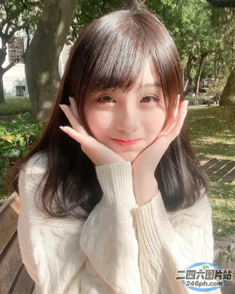 坐在公园长椅上的 arafed 亚裔女子