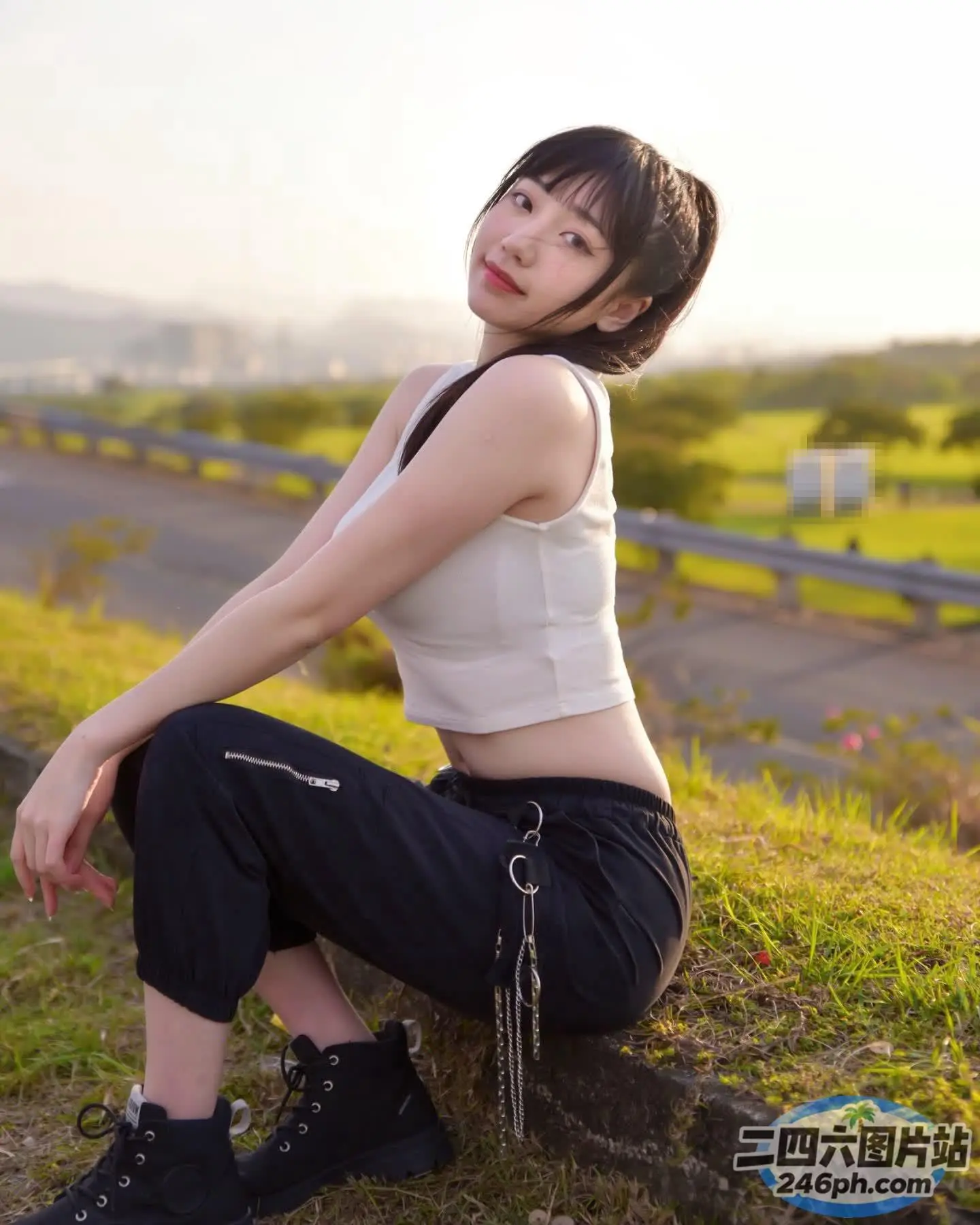 一个女人坐在一块石头上，手里拿着一本书和一本书