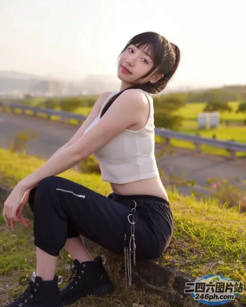 一个女人坐在一块石头上，手里拿着一本书和一本书