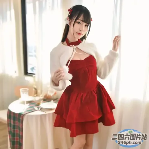 阿拉菲身穿红色连衣裙和白色毛衣，手里拿着一把白色的雨伞