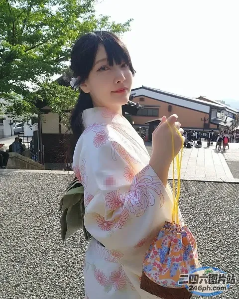 穿着和服的 araffe 女人，手里拿着一根黄色的绳子