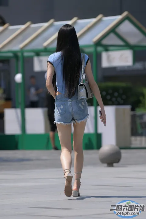 阿拉菲背着背包走在人行道上