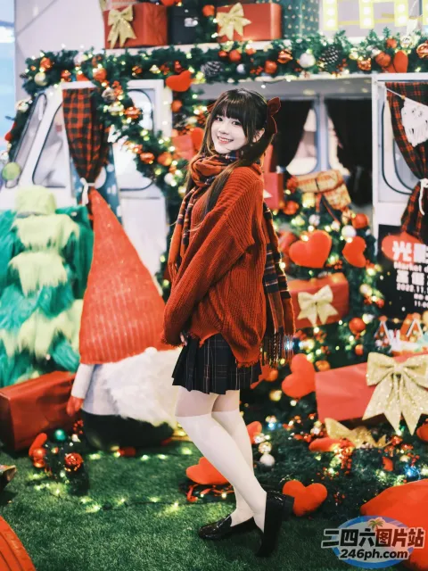 There is an woman standing before a christmation tree （有个女人站在圣诞树前）