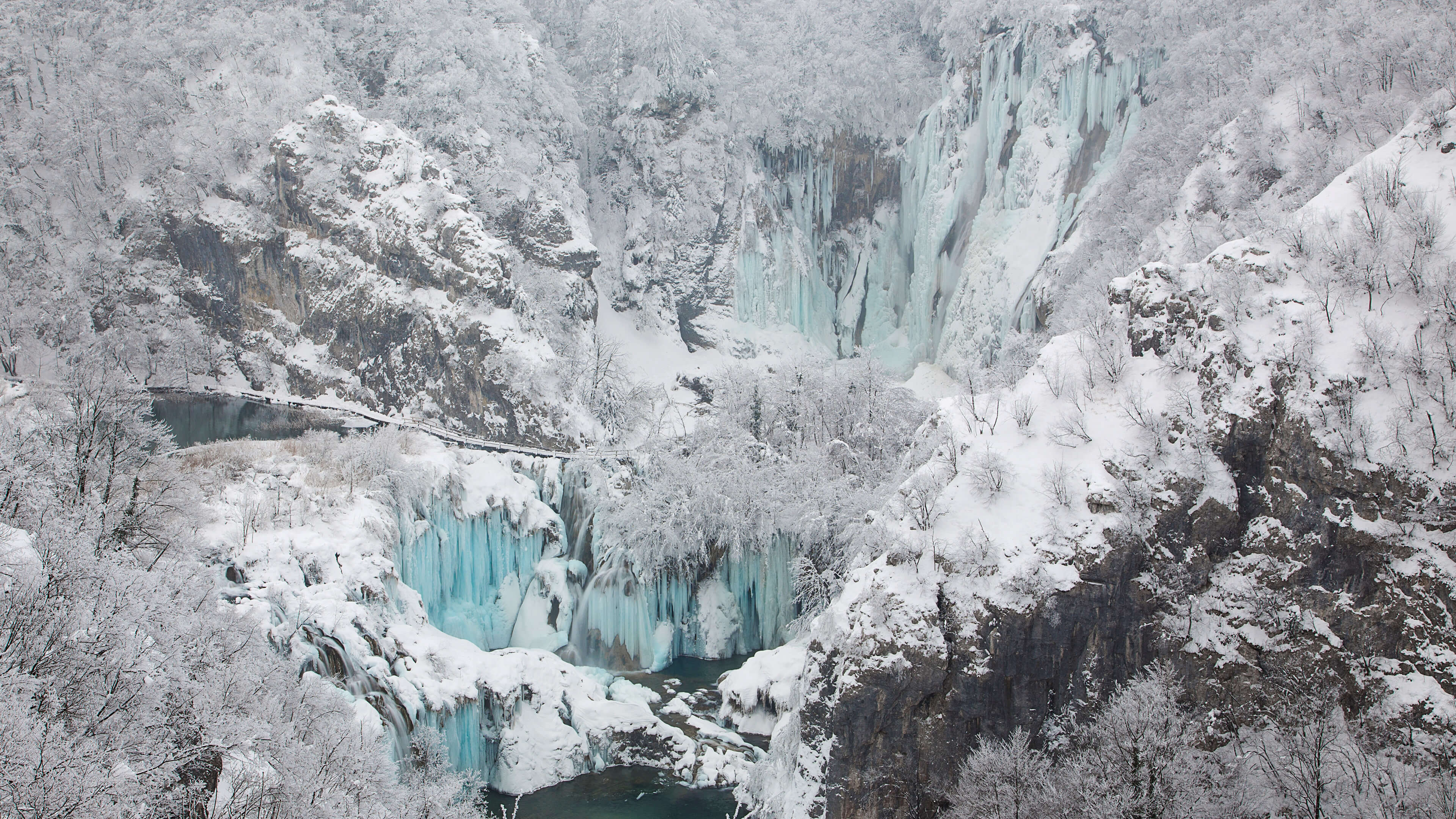 阿拉伯人站在白雪皑皑的山坡上，有瀑布