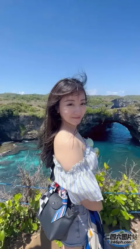 一个女人站在悬崖上俯瞰着一片水面