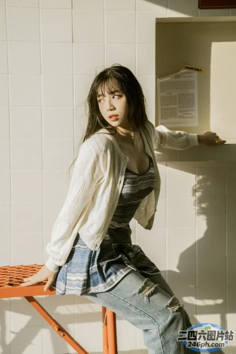 坐在白色房间的凳子上的阿拉夫德女人