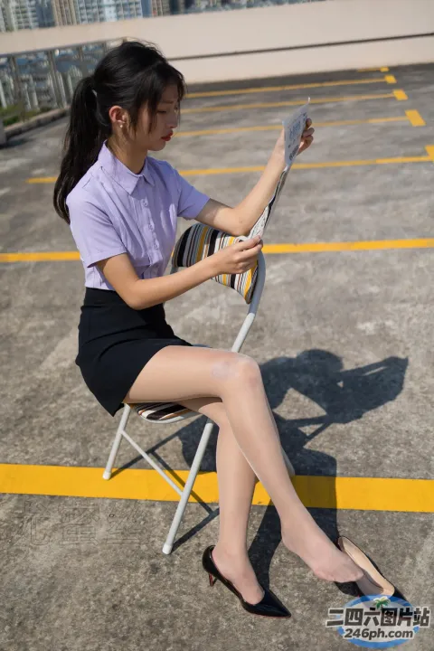 坐在椅子上用平板电脑的 arafed 妇女