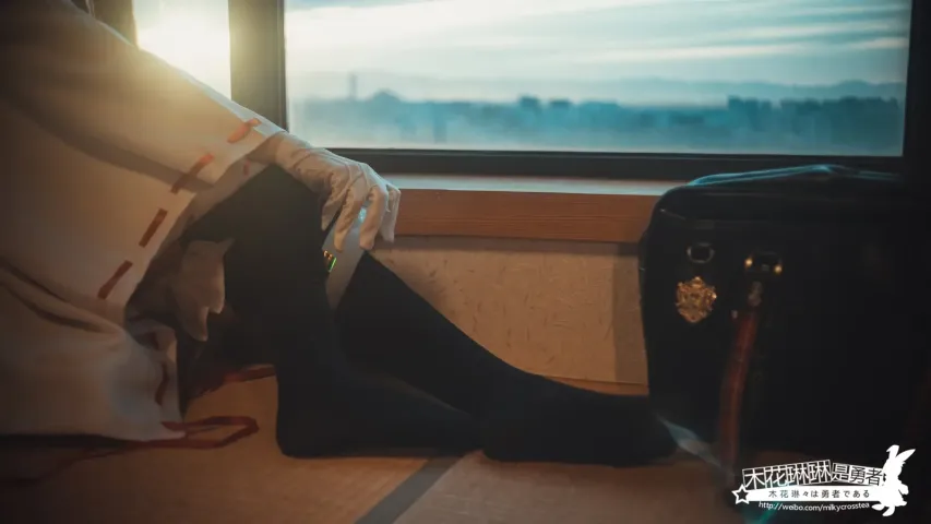 有一个人坐在地板上，双脚抬起