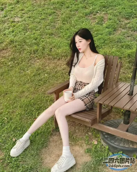 Araffe 和一只泰迪熊坐在公园的长椅上