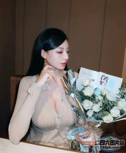 一位女士手捧一束鲜花和一张卡片