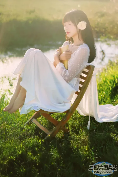 有个女人坐在椅子上，抱着一个婴儿