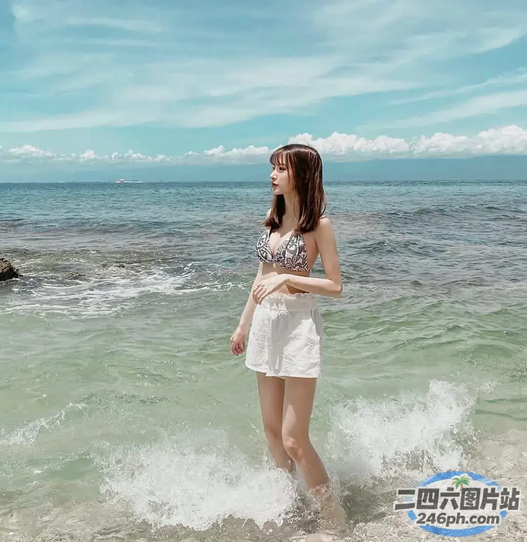 海滩上站着一个女人