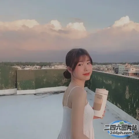 阿拉菲女子在屋顶上举着一杯咖啡