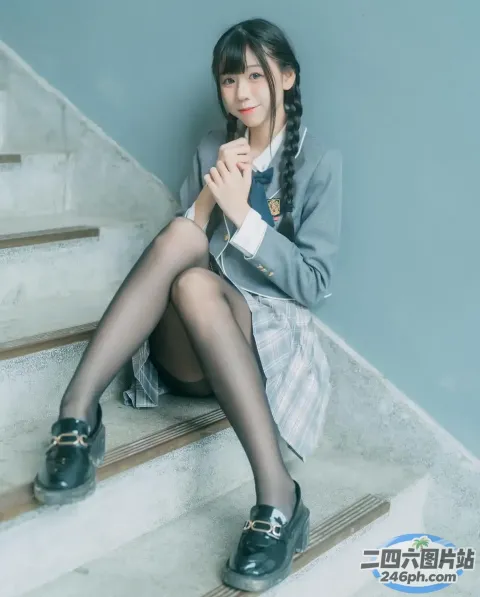 楼梯上坐着一个双腿交叉的女人