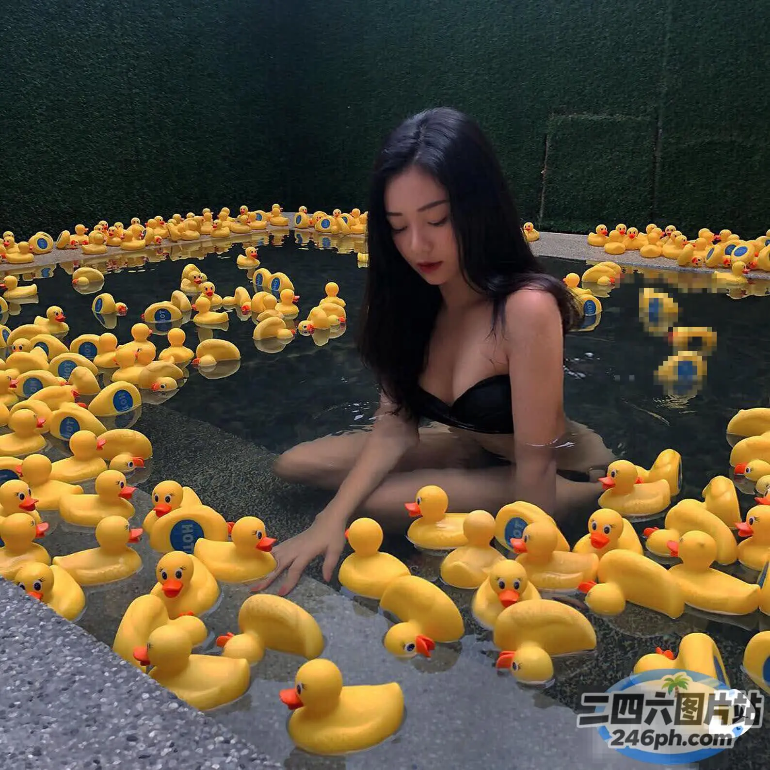 橡皮鸭池里的阿拉夫德女人