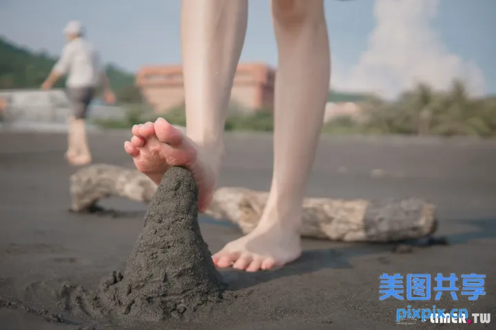 有一个人站在有沙锥的海滩上