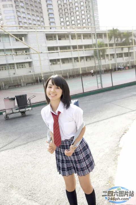 有一位穿着校服的年轻女子摆姿势拍照