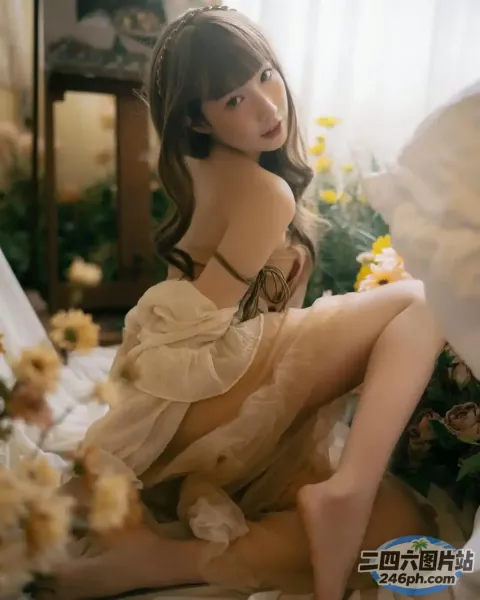 阿拉伯裔亚洲女子 穿着连衣裙坐在铺着鲜花的床上