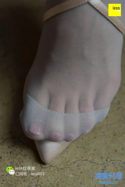 缠着绷带的脚和白色的脚踝