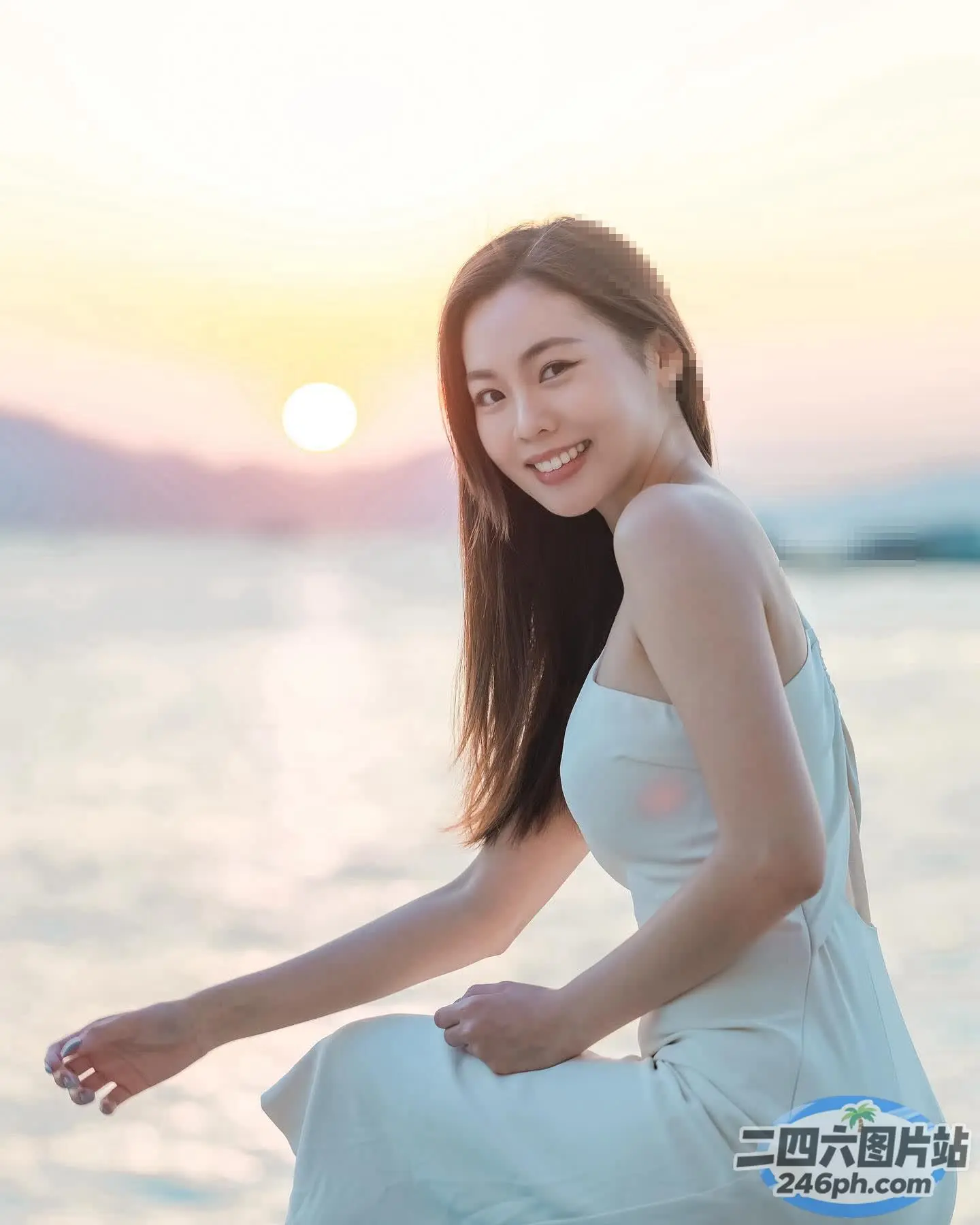 坐在水边的一块岩石上，身穿白色连衣裙的阿拉夫德女子