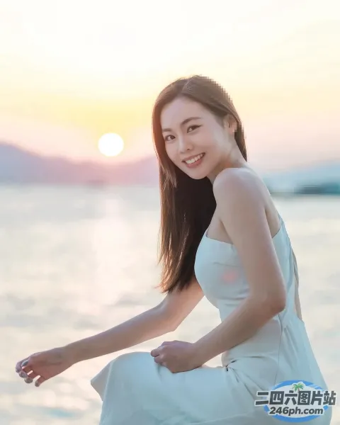坐在水边的一块岩石上，身穿白色连衣裙的阿拉夫德女子