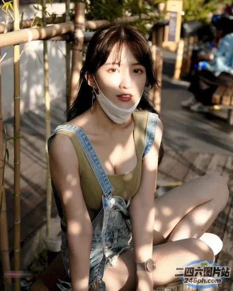 阿拉伯裔亚洲妇女坐在木凳上，脖子上缠着绷带