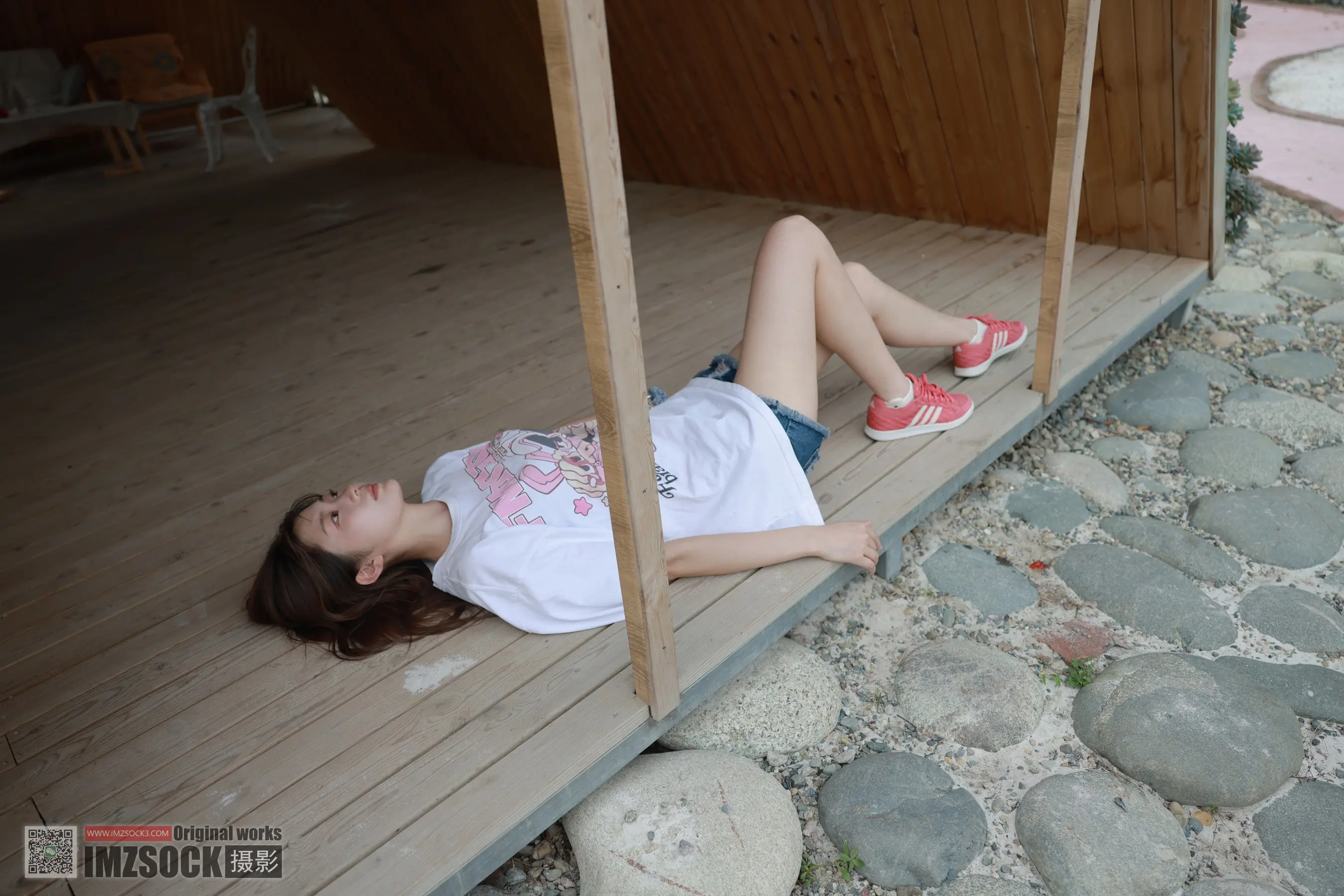 门廊上躺着一个女人