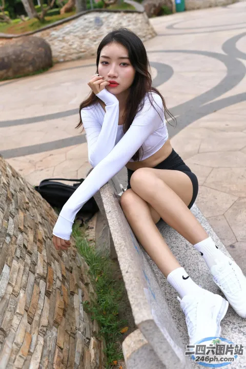 araffe 亚洲妇女坐在窗台上，手放在下巴上