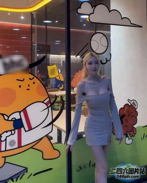 身穿白色连衣裙的金发女子站在窗前，窗前有一只猫