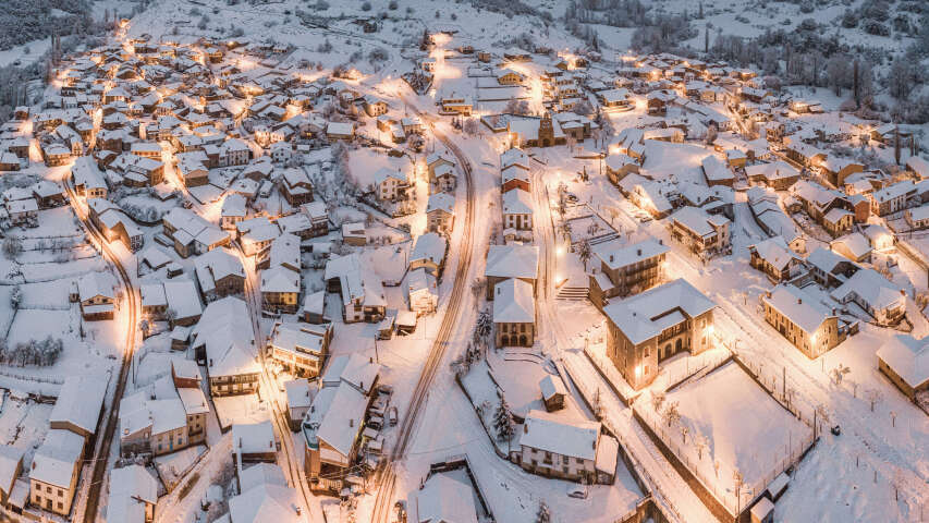 白雪皑皑的小镇和路灯的景色