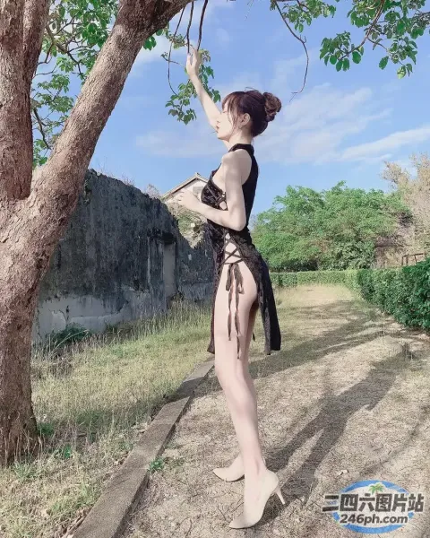 歌词大意： 有一个女人站在一棵树下