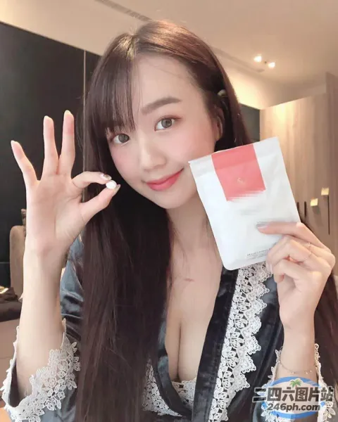 有个女人手里拿着避孕套