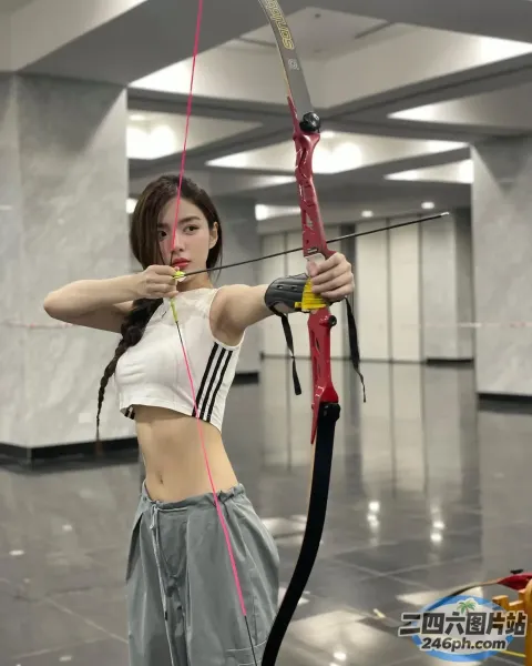 歌词大意： 有一个女人拿着弓箭