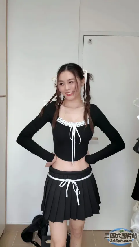 身穿黑白服装的 Arafed 亚洲女子合影留念