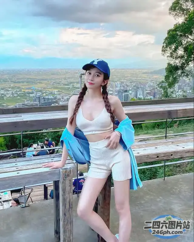 身穿白色短裤和蓝色夹克的 araffe 女子合影留念