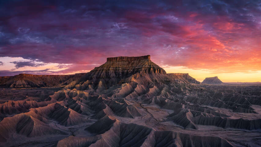 远处的 Arafed 山，背景是日落
