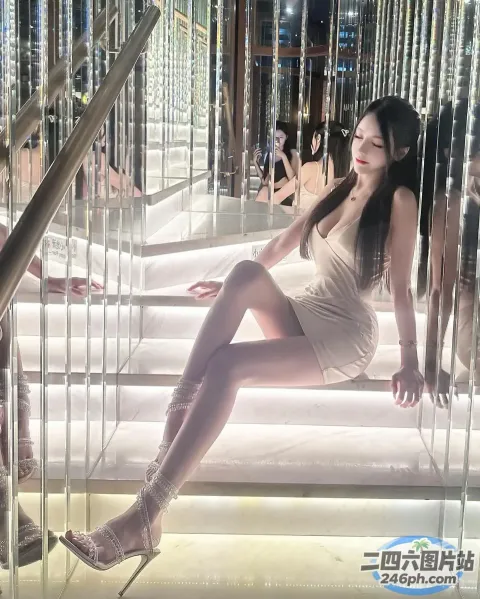 房间里的玻璃楼梯上坐着一个女人